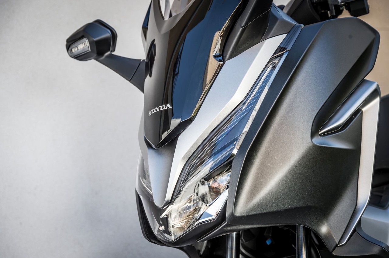Honda Forza 300 Deluxe vs Yamaha XMAX 300 Iron Max: pronti a tutto