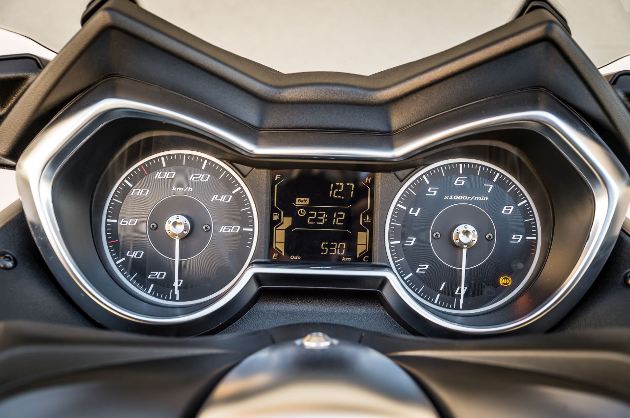 Honda Forza 300 Deluxe vs Yamaha XMAX 300 Iron Max: pronti a tutto