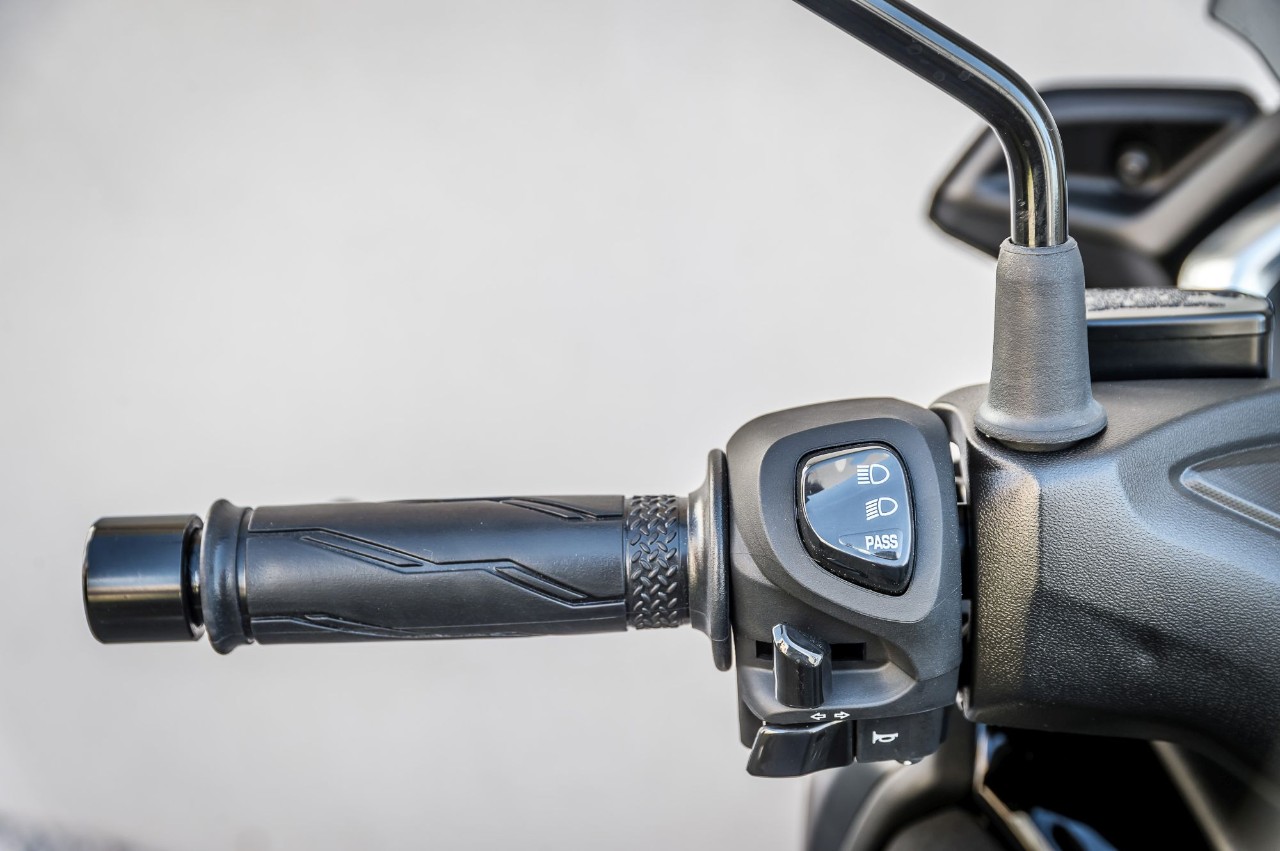 Honda Forza 300 Deluxe vs Yamaha XMAX 300 Iron Max: pronti a tutto