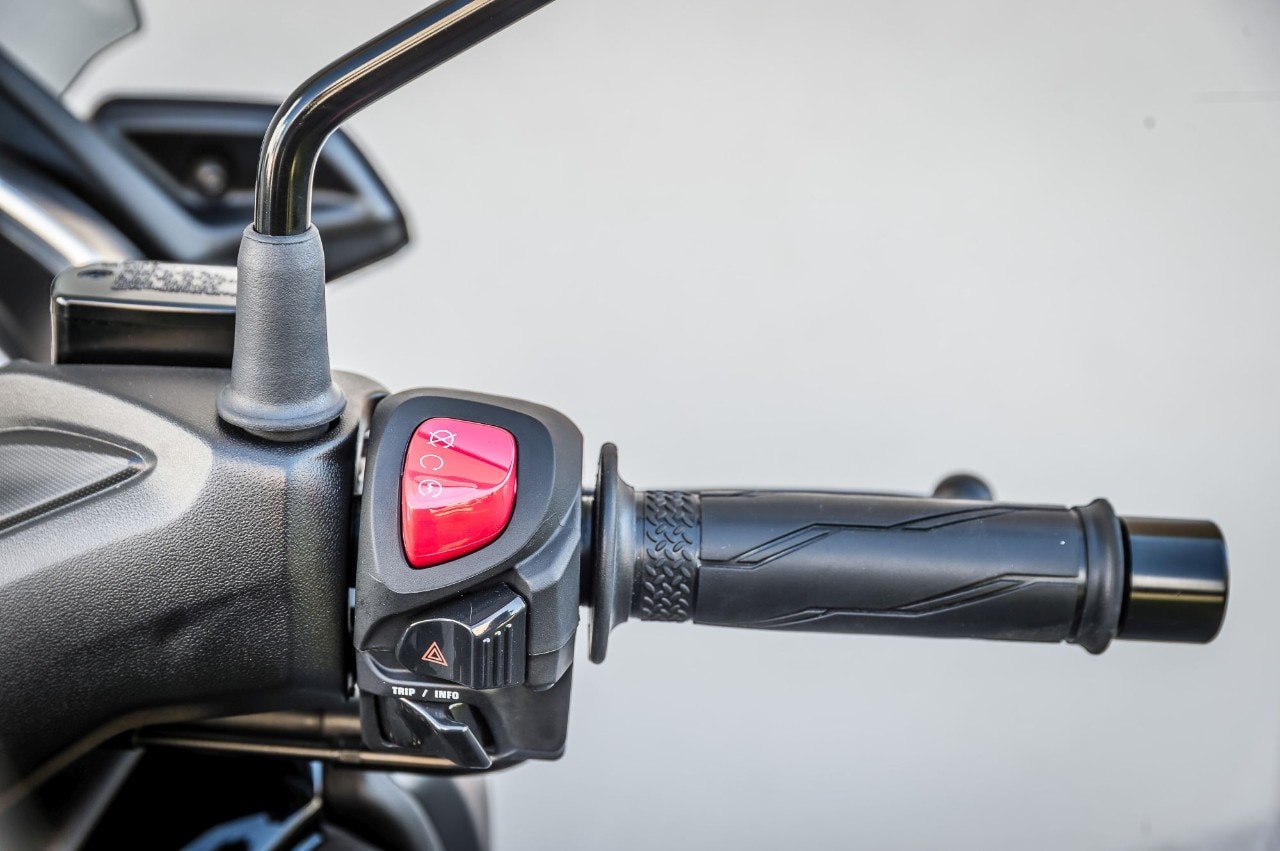 Honda Forza 300 Deluxe vs Yamaha XMAX 300 Iron Max: pronti a tutto