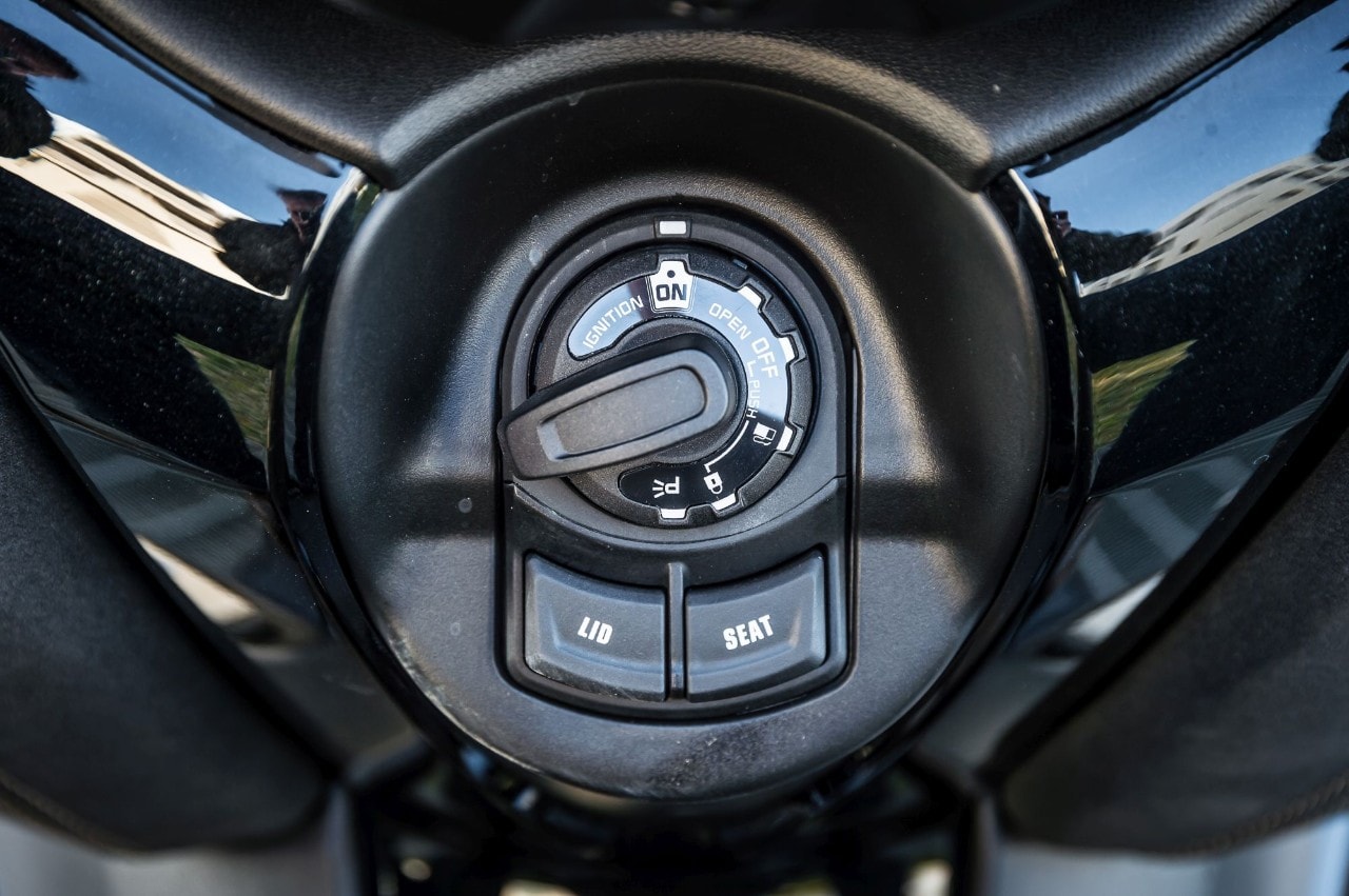 Honda Forza 300 Deluxe vs Yamaha XMAX 300 Iron Max: pronti a tutto