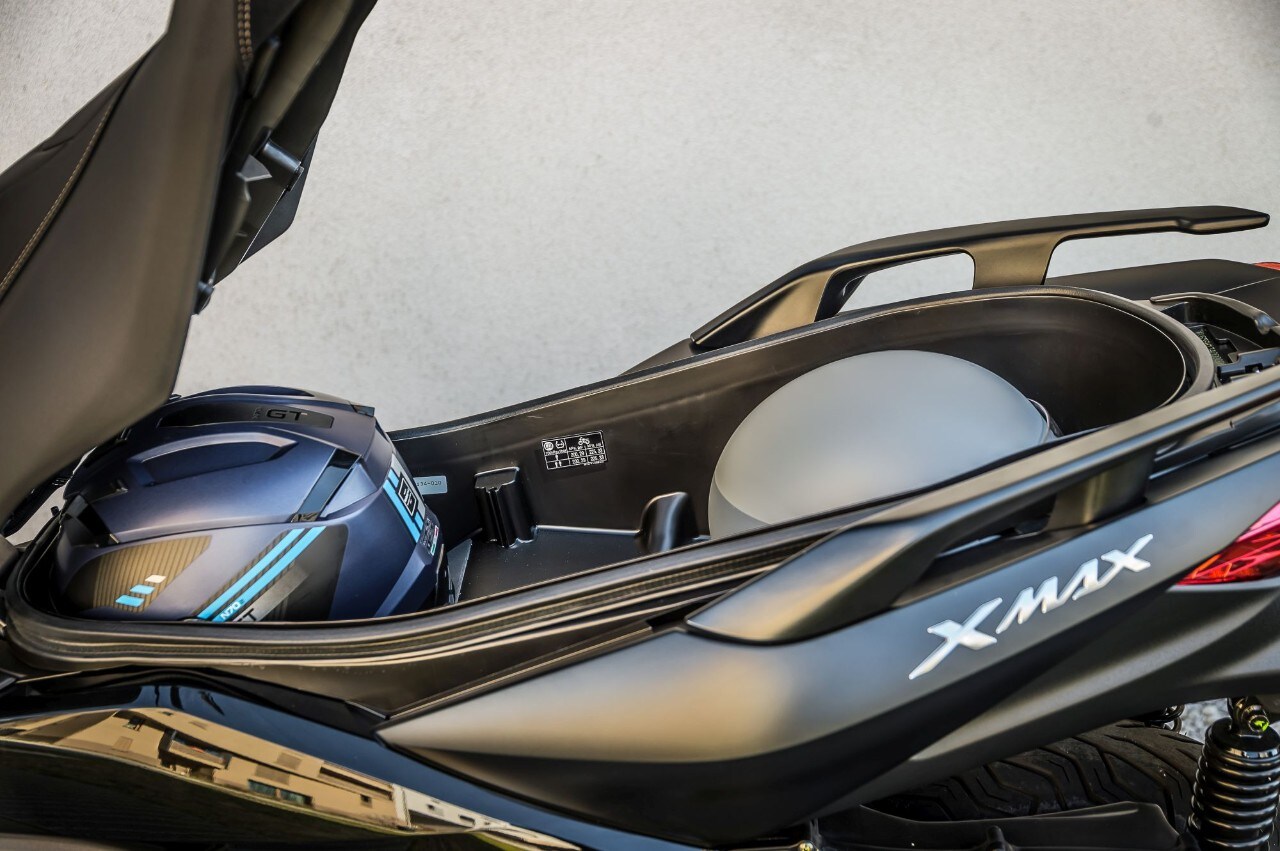 Honda Forza 300 Deluxe vs Yamaha XMAX 300 Iron Max: pronti a tutto