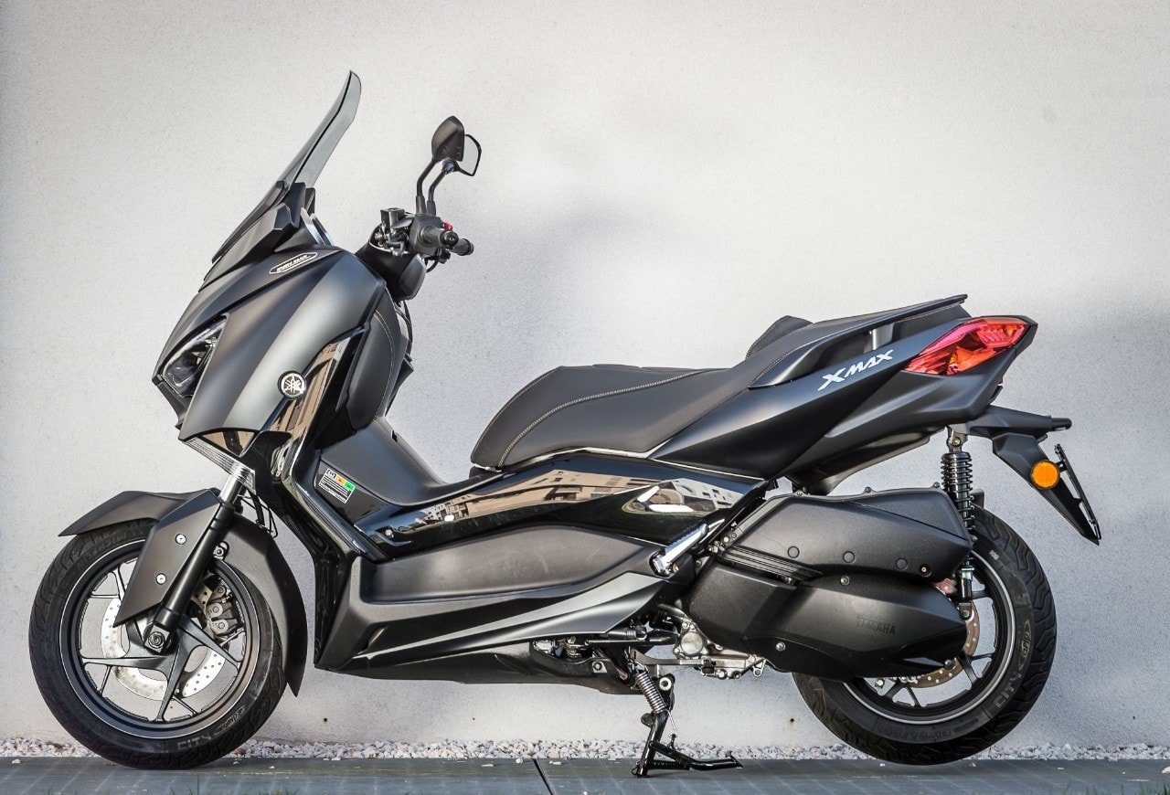 Honda Forza 300 Deluxe vs Yamaha XMAX 300 Iron Max: pronti a tutto