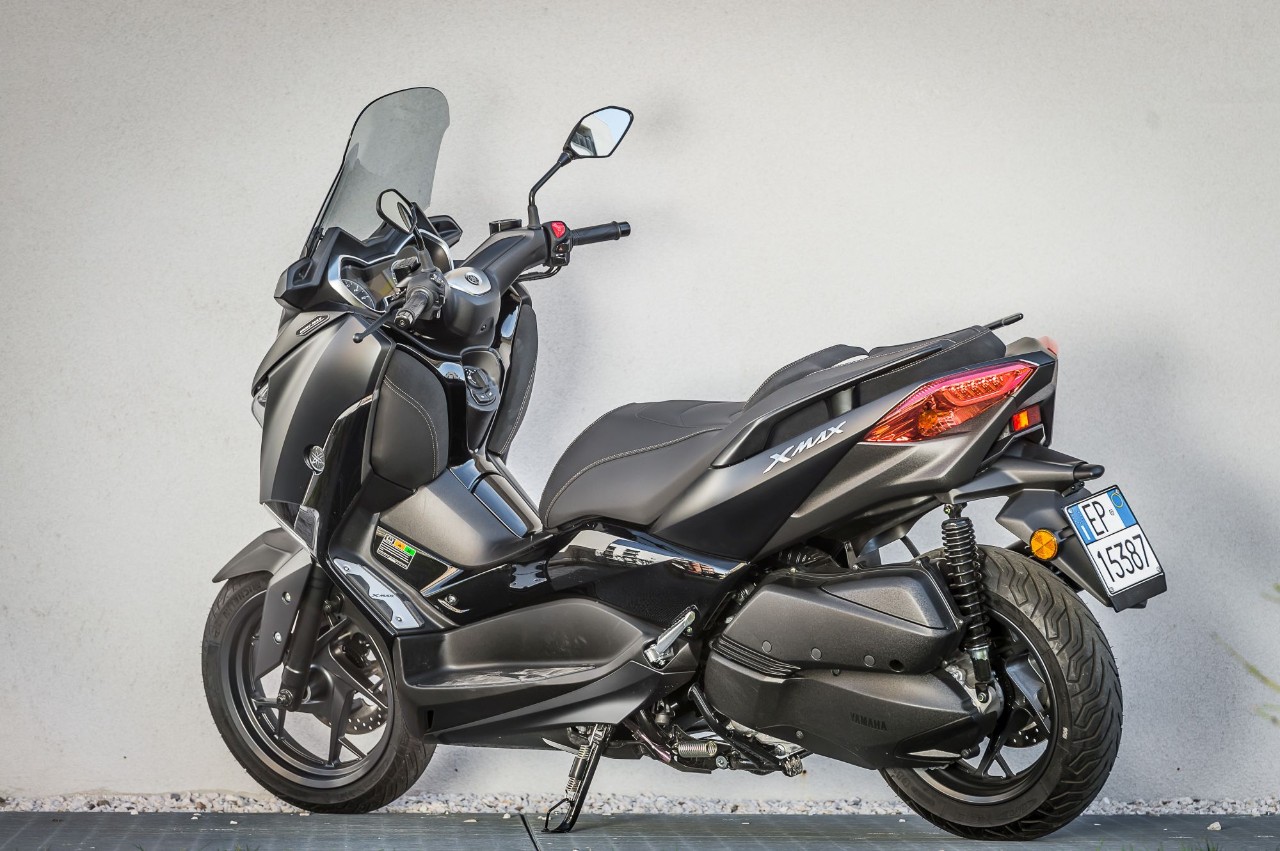 Honda Forza 300 Deluxe vs Yamaha XMAX 300 Iron Max: pronti a tutto
