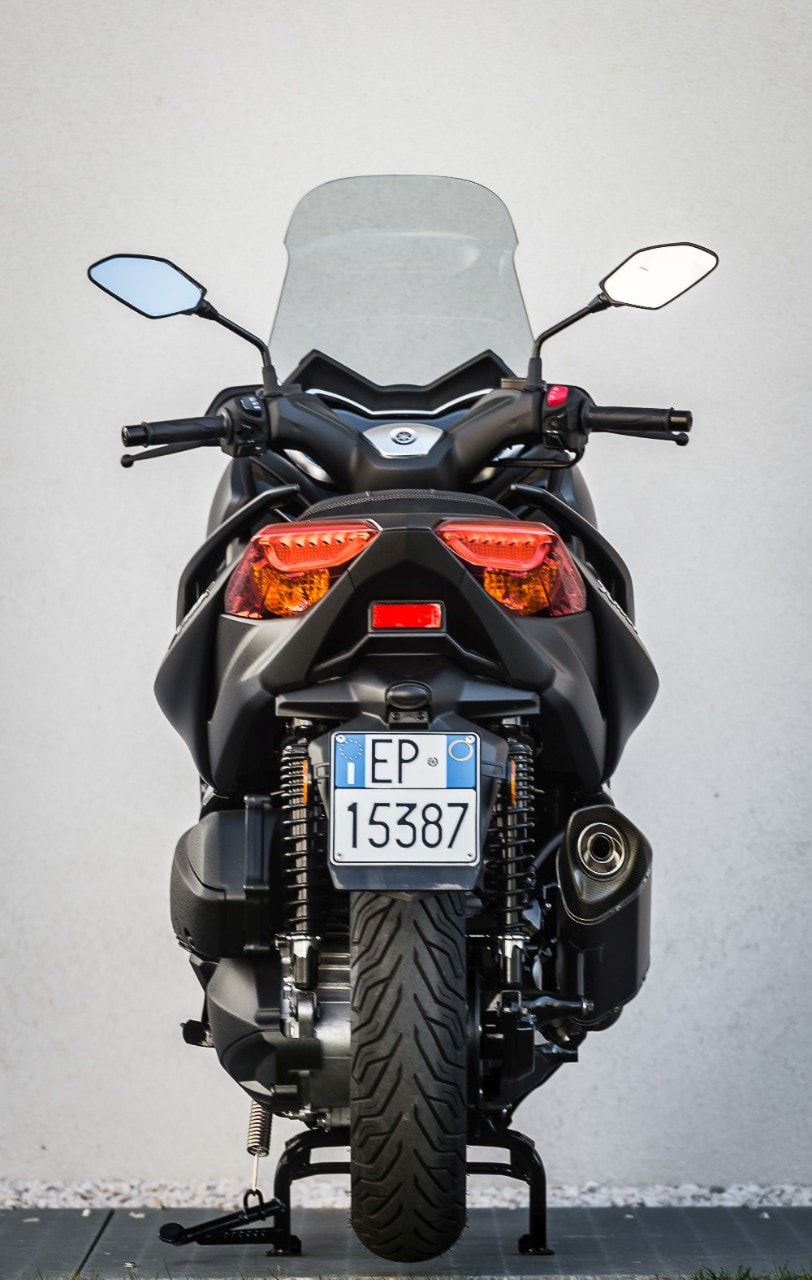 Honda Forza 300 Deluxe vs Yamaha XMAX 300 Iron Max: pronti a tutto