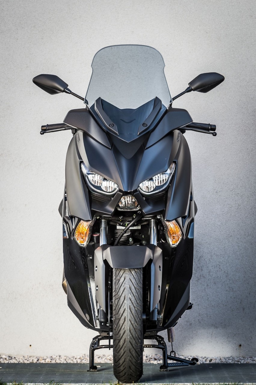 Honda Forza 300 Deluxe vs Yamaha XMAX 300 Iron Max: pronti a tutto