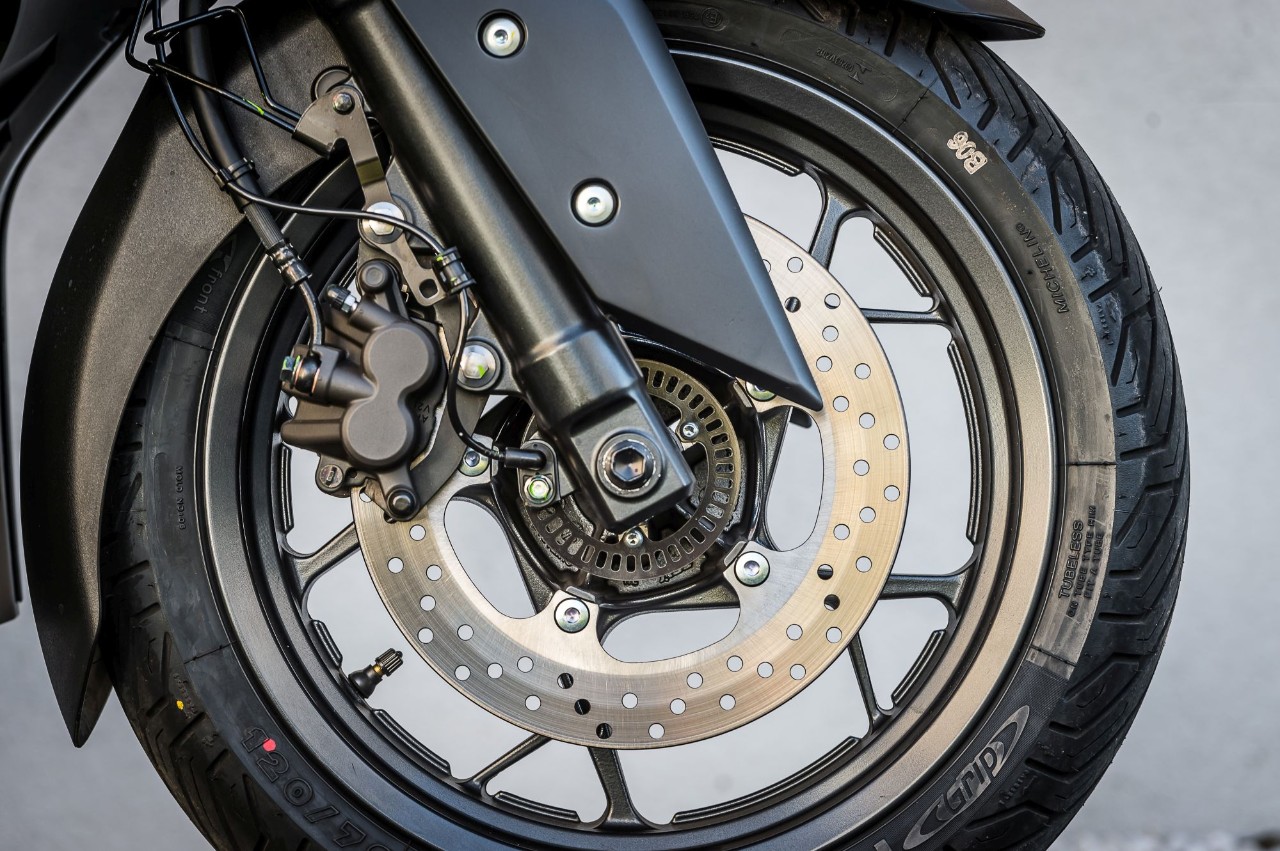 Honda Forza 300 Deluxe vs Yamaha XMAX 300 Iron Max: pronti a tutto