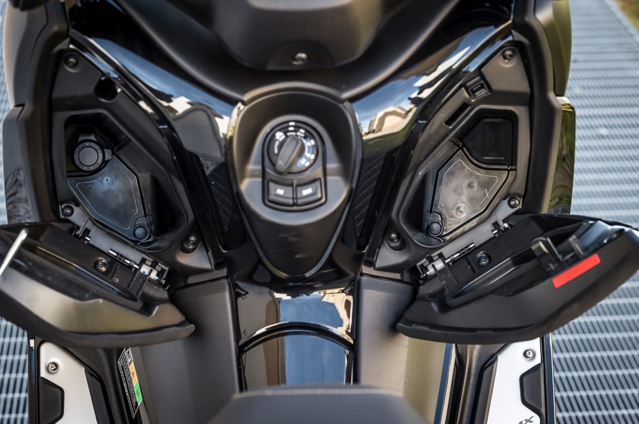 Honda Forza 300 Deluxe vs Yamaha XMAX 300 Iron Max: pronti a tutto