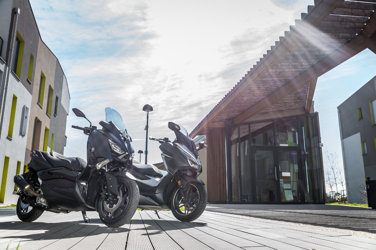 Honda Forza 300 Deluxe vs Yamaha XMAX 300 Iron Max: pronti a tutto