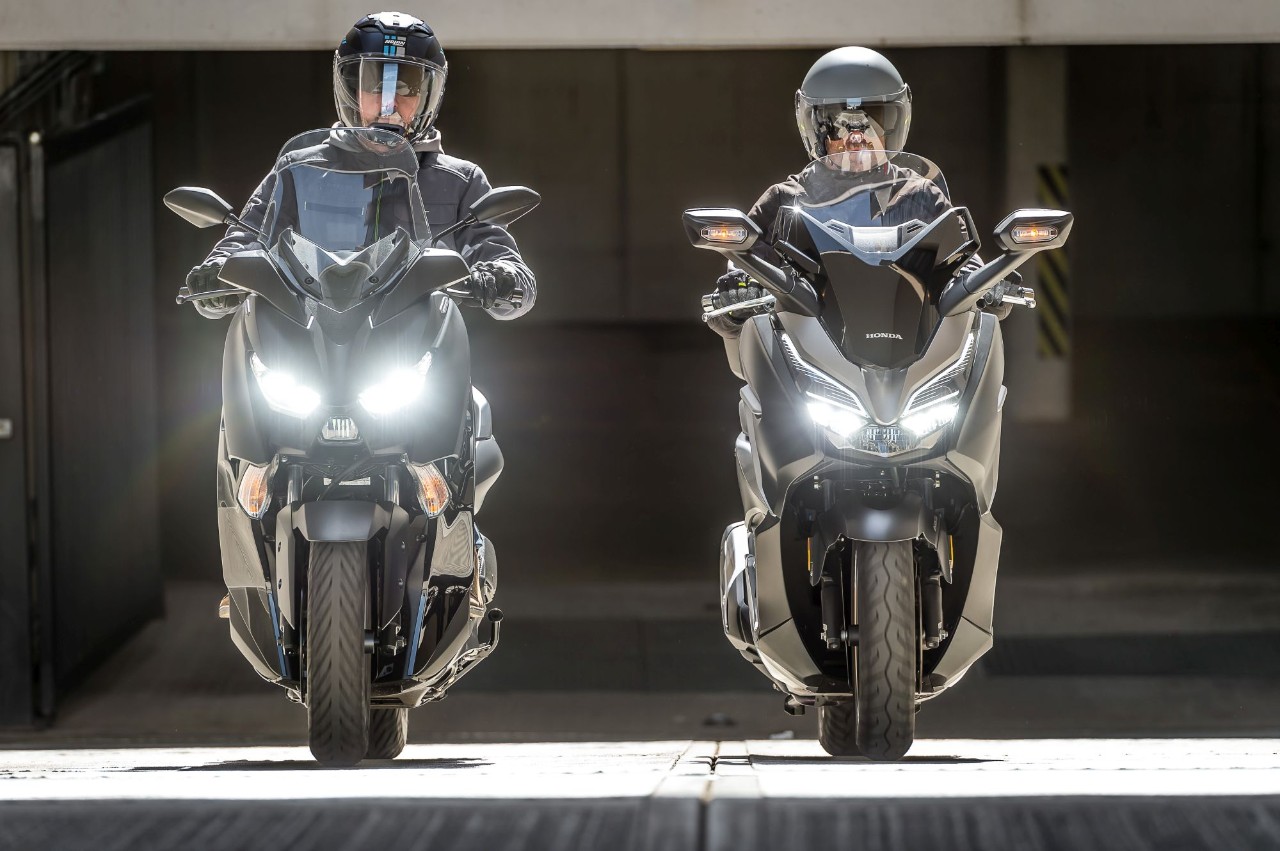 Honda Forza 300 Deluxe vs Yamaha XMAX 300 Iron Max: pronti a tutto