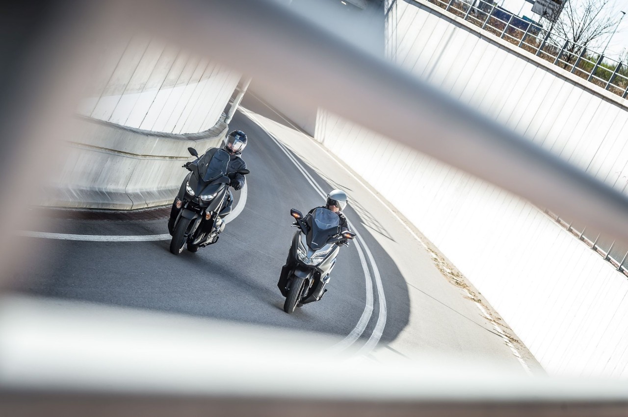 Honda Forza 300 Deluxe vs Yamaha XMAX 300 Iron Max: pronti a tutto
