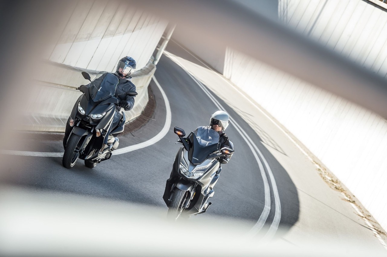 Honda Forza 300 Deluxe vs Yamaha XMAX 300 Iron Max: pronti a tutto