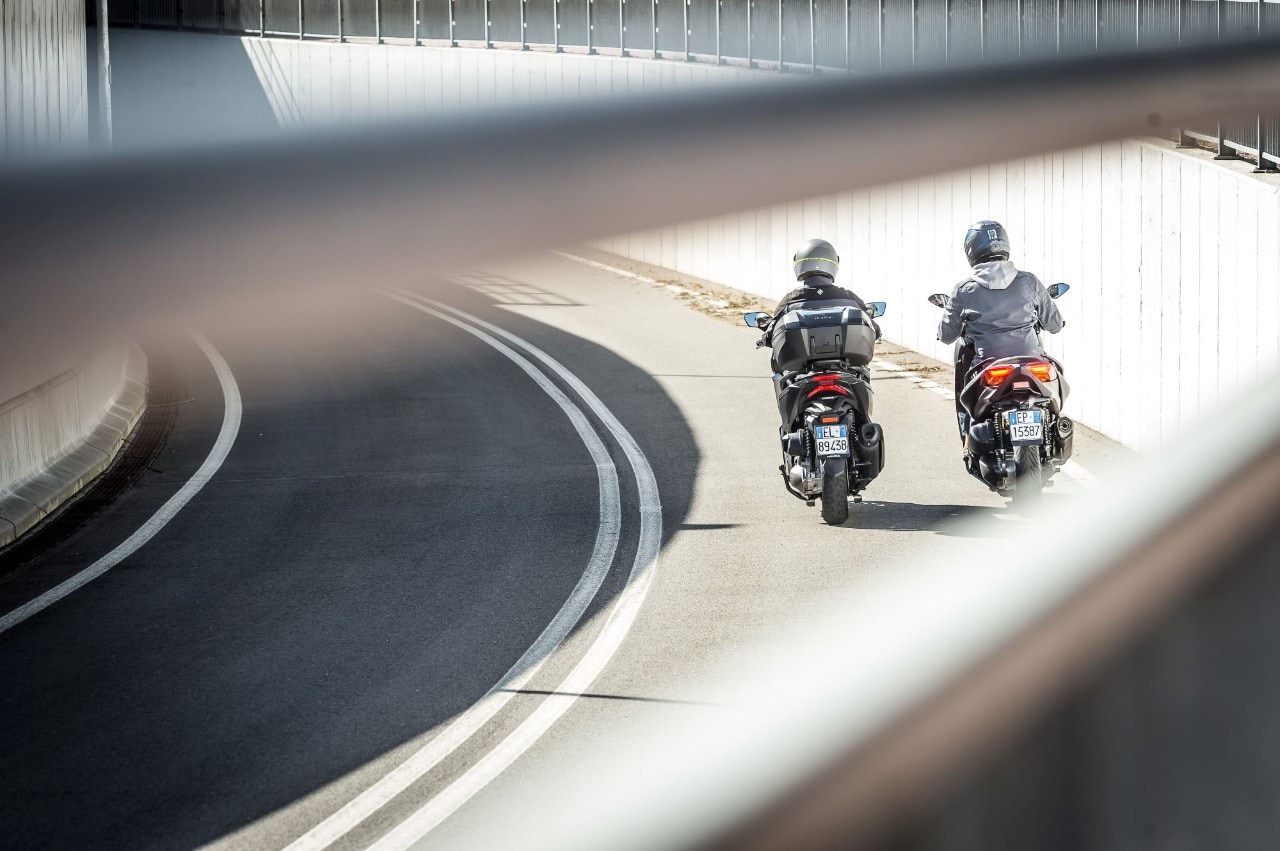 Honda Forza 300 Deluxe vs Yamaha XMAX 300 Iron Max: pronti a tutto