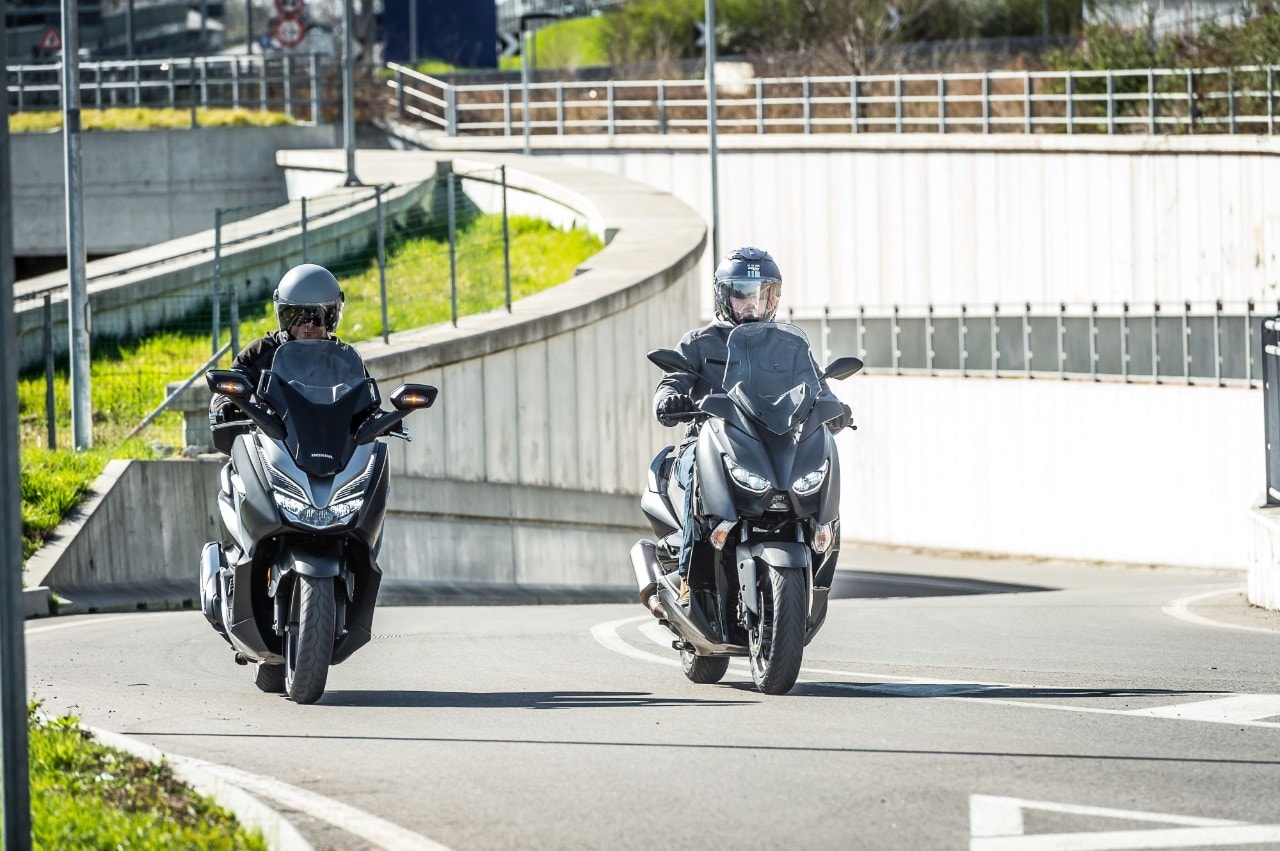 Honda Forza 300 Deluxe vs Yamaha XMAX 300 Iron Max: pronti a tutto