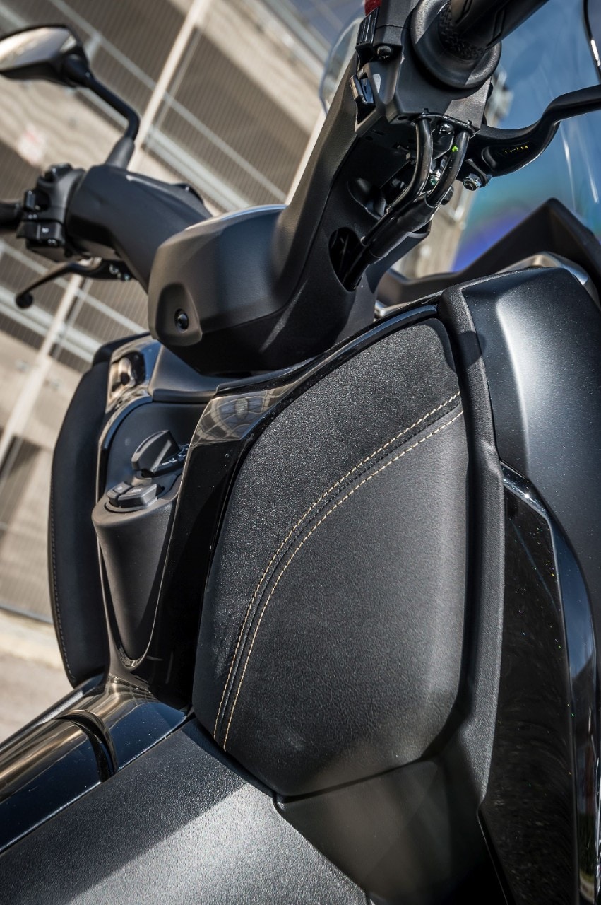 Honda Forza 300 Deluxe vs Yamaha XMAX 300 Iron Max: pronti a tutto