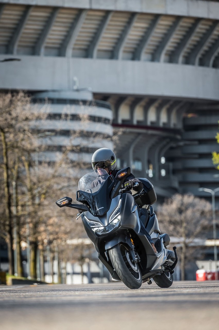 Honda Forza 300 Deluxe vs Yamaha XMAX 300 Iron Max: pronti a tutto