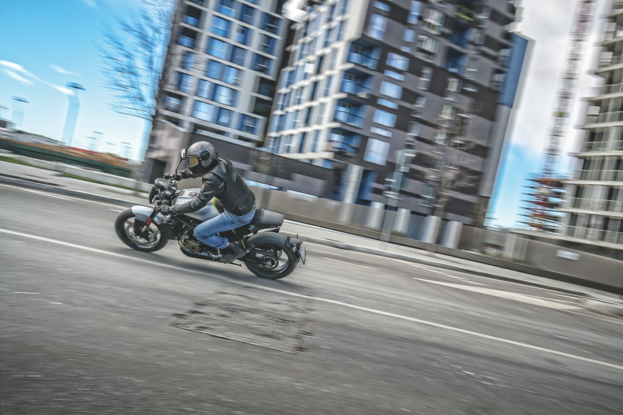 Scrambler Ducati Café Racer vs Husqvarna Vitpilen 701: a muso duro