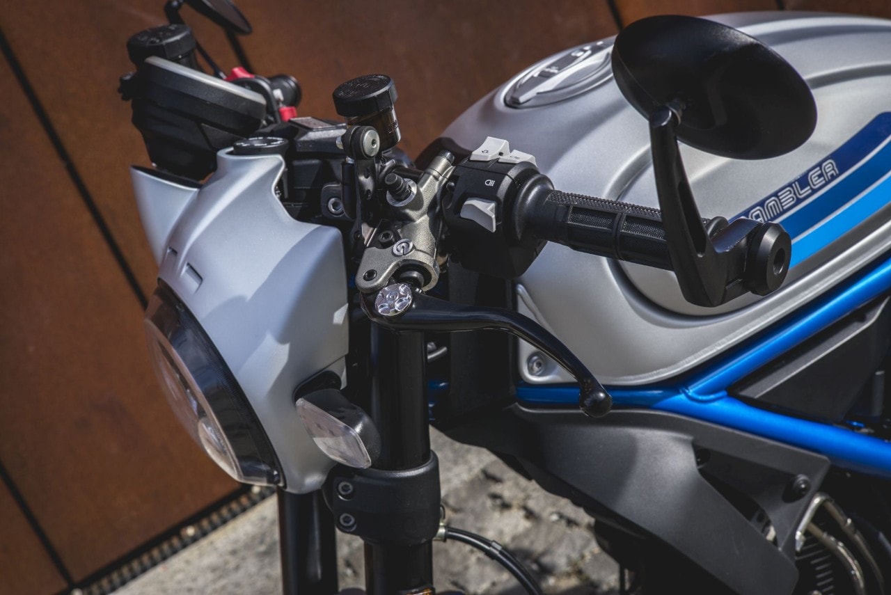 Scrambler Ducati Café Racer vs Husqvarna Vitpilen 701: a muso duro