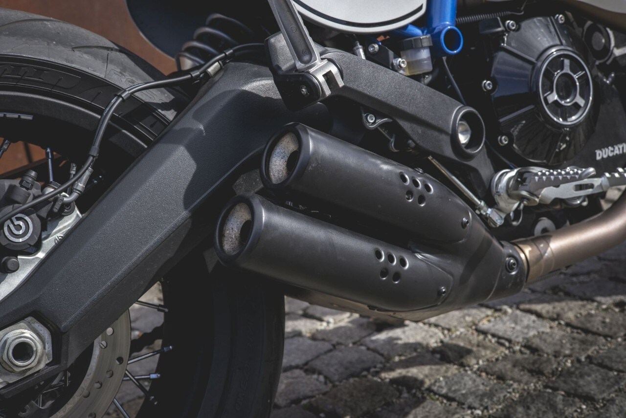 Scrambler Ducati Café Racer vs Husqvarna Vitpilen 701: a muso duro