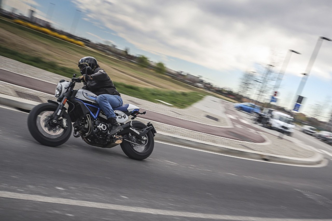 Scrambler Ducati Café Racer vs Husqvarna Vitpilen 701: a muso duro
