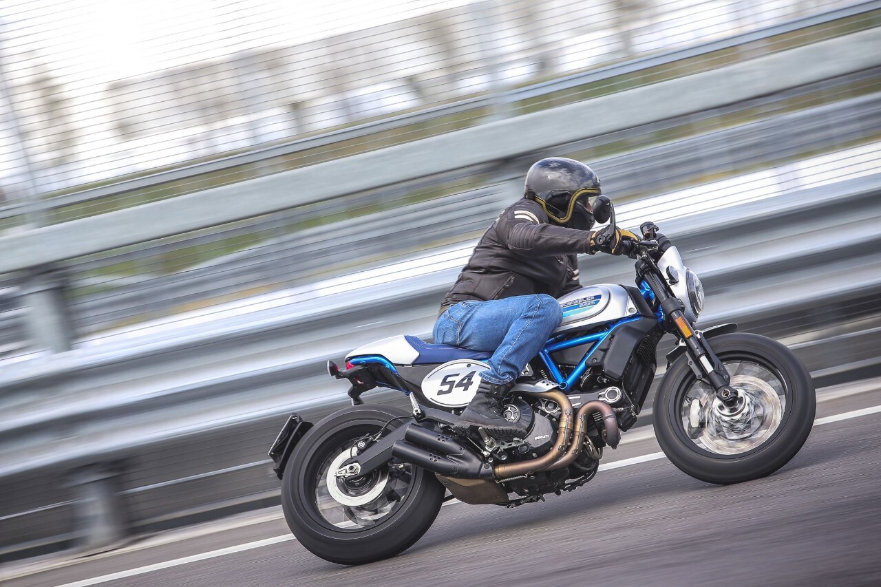 Scrambler Ducati Café Racer vs Husqvarna Vitpilen 701: a muso duro
