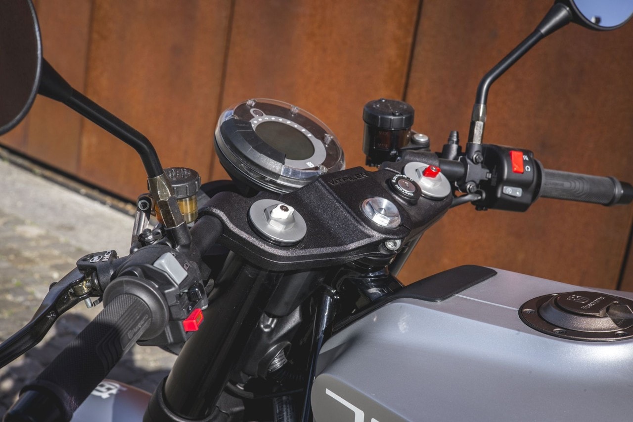 Scrambler Ducati Café Racer vs Husqvarna Vitpilen 701: a muso duro