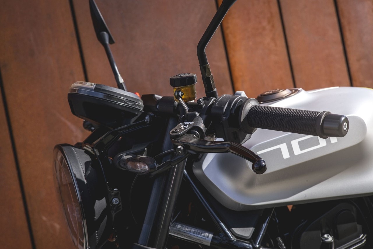 Scrambler Ducati Café Racer vs Husqvarna Vitpilen 701: a muso duro