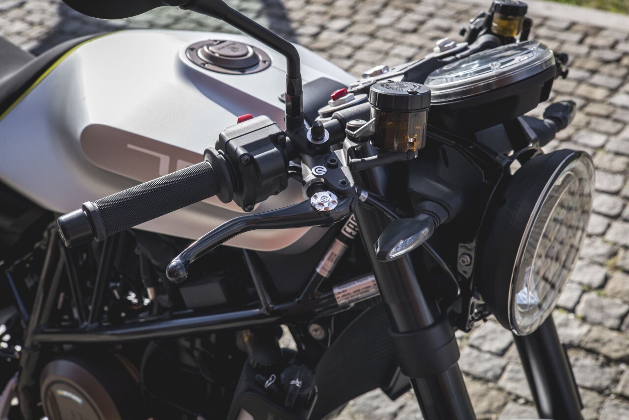 Scrambler Ducati Café Racer vs Husqvarna Vitpilen 701: a muso duro