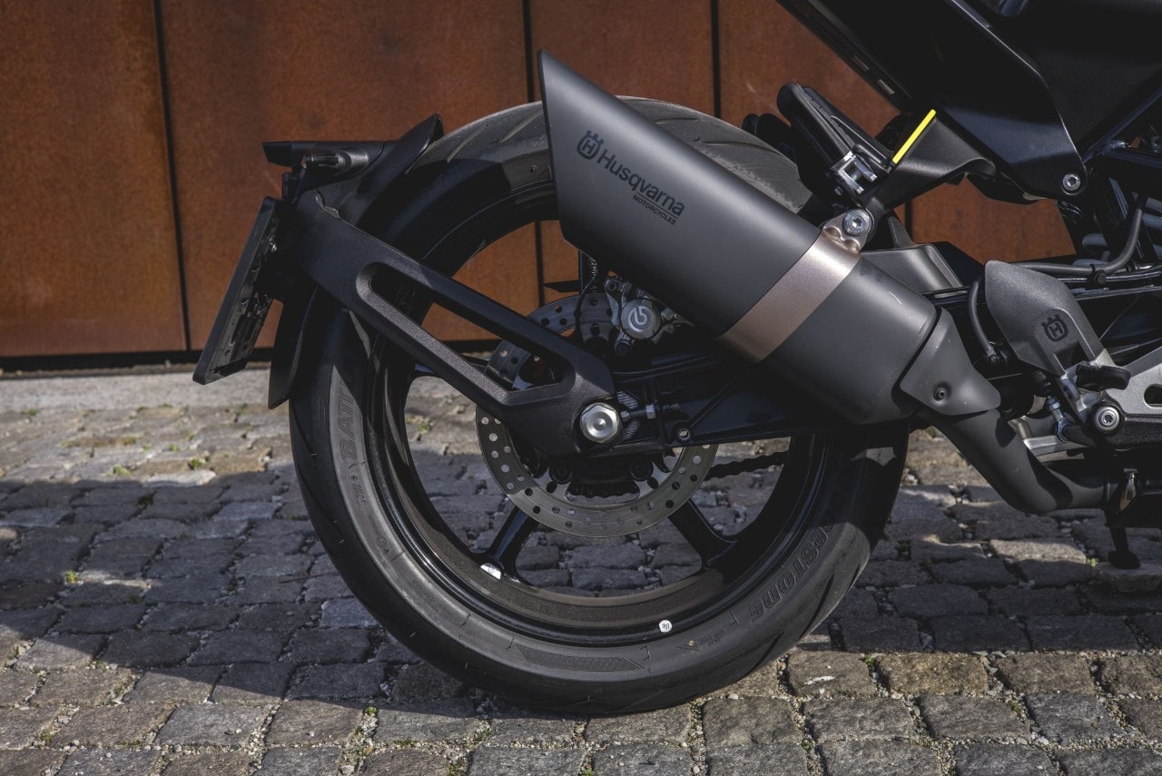 Scrambler Ducati Café Racer vs Husqvarna Vitpilen 701: a muso duro