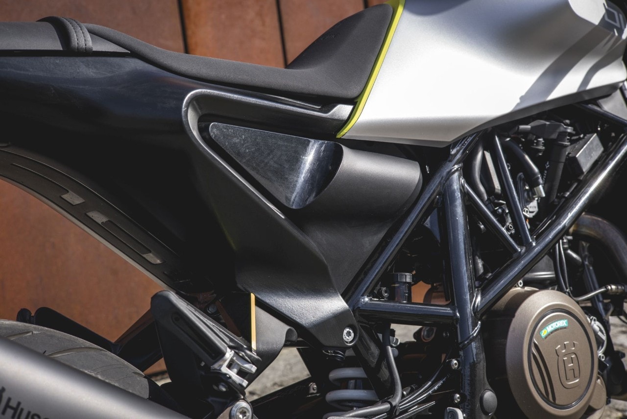 Scrambler Ducati Café Racer vs Husqvarna Vitpilen 701: a muso duro