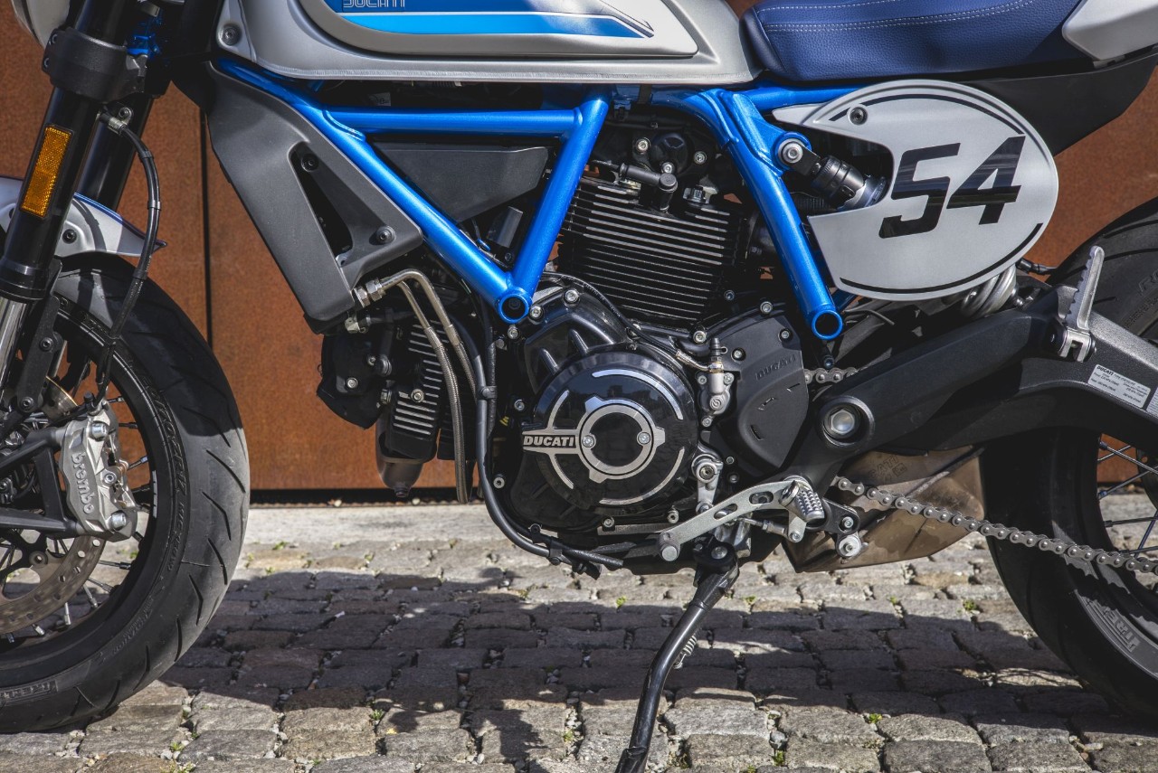 Scrambler Ducati Café Racer vs Husqvarna Vitpilen 701: a muso duro
