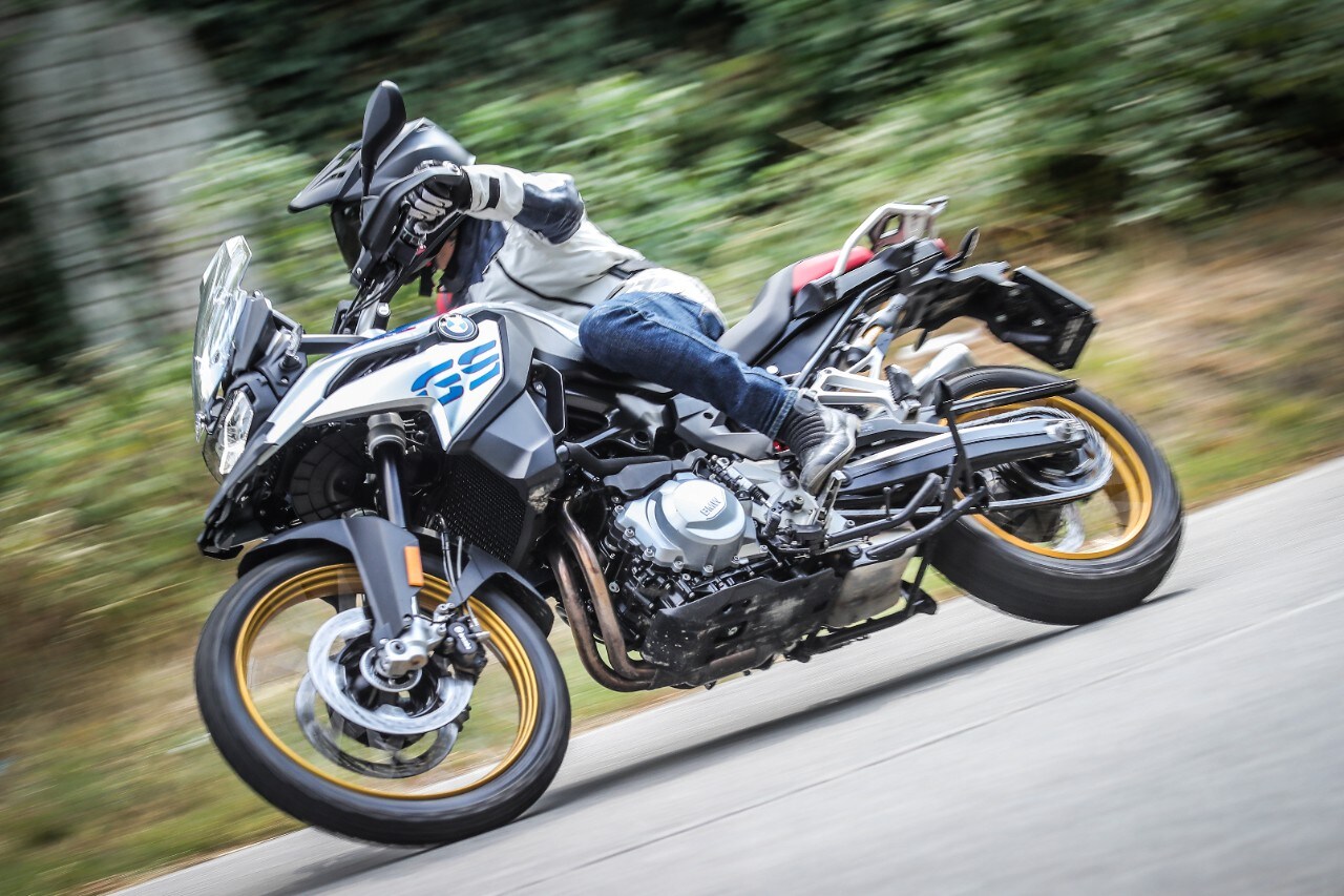 BMW F 850 GS Rallye VS Triumph Tiger 800 XCA: terre di mezzo 