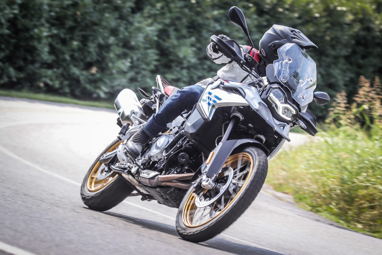 BMW F 850 GS Rallye VS Triumph Tiger 800 XCA: terre di mezzo 