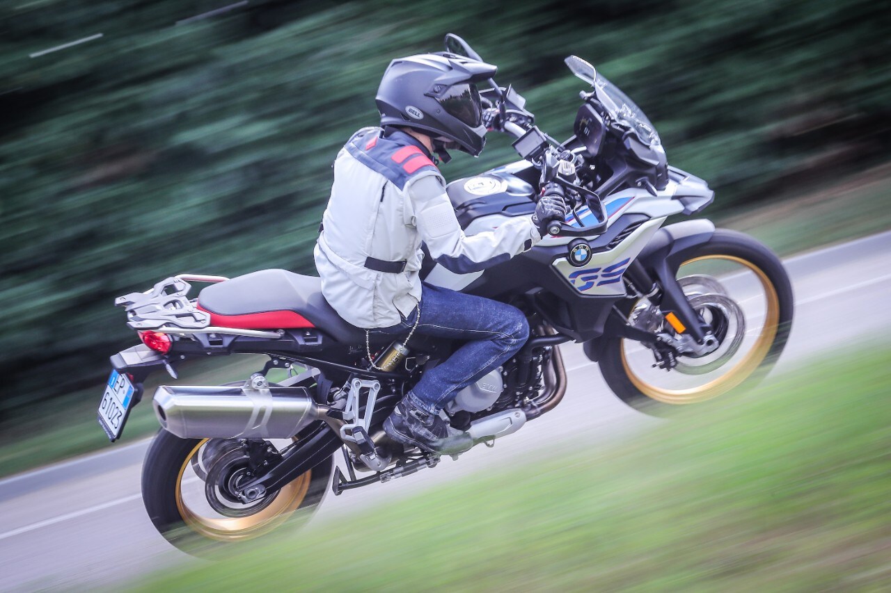 BMW F 850 GS Rallye VS Triumph Tiger 800 XCA: terre di mezzo 