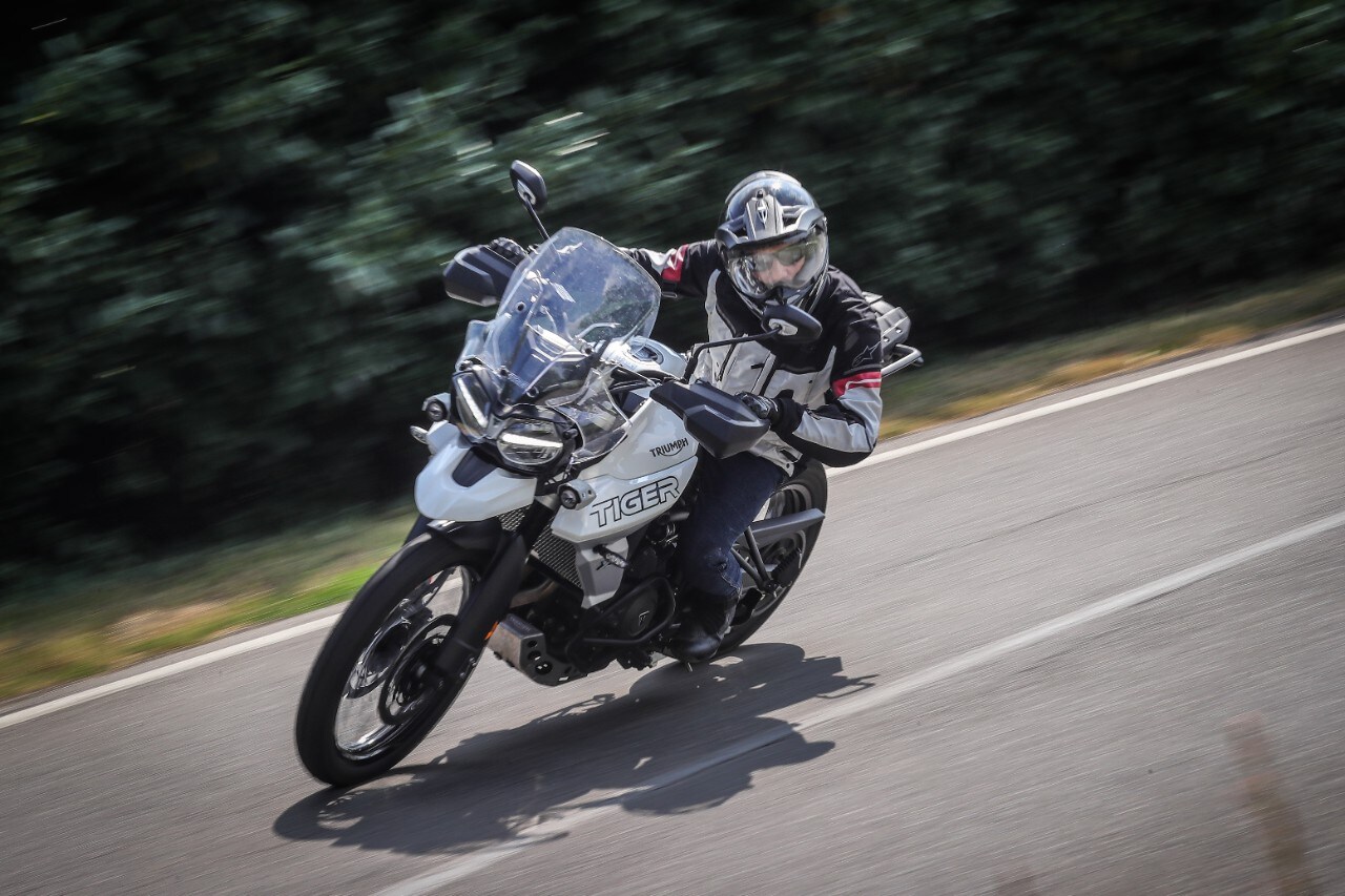 BMW F 850 GS Rallye VS Triumph Tiger 800 XCA: terre di mezzo 