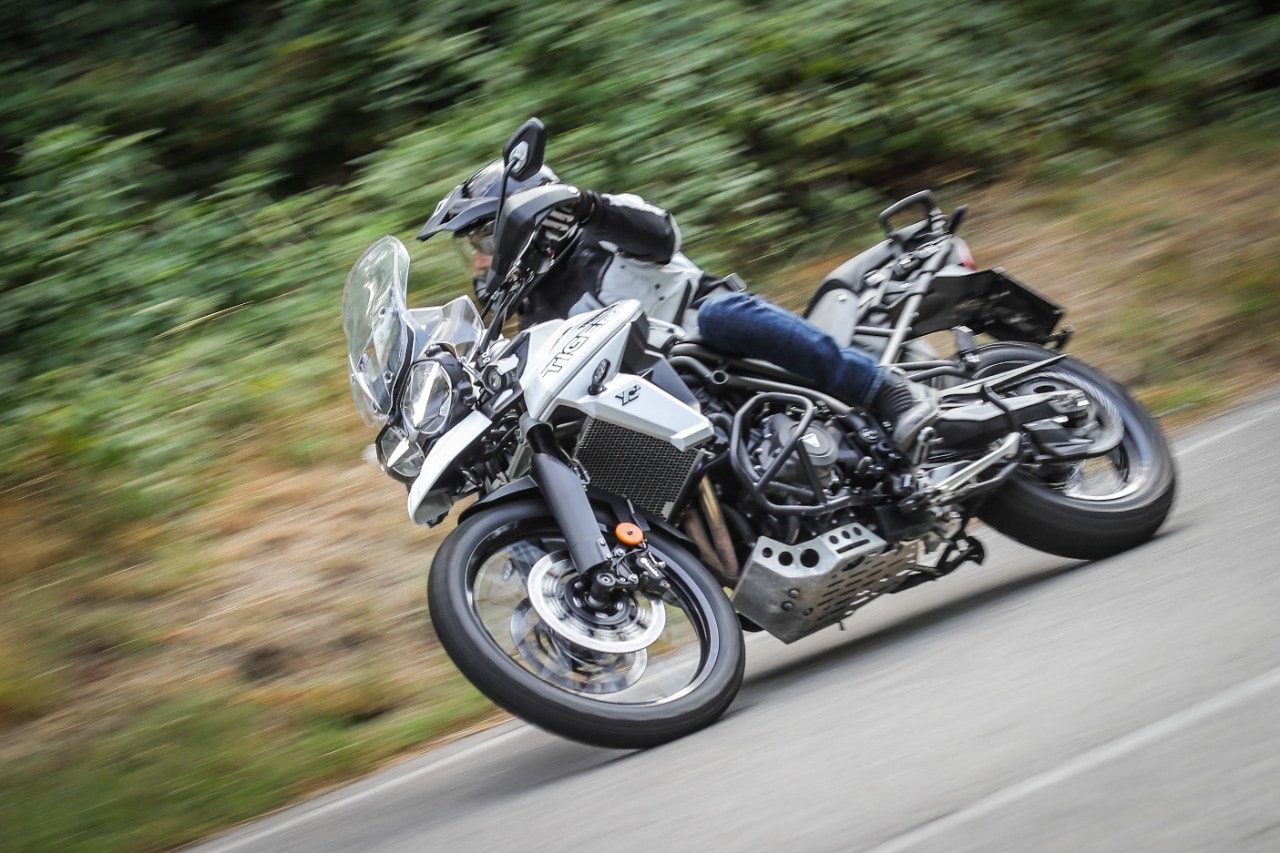 BMW F 850 GS Rallye VS Triumph Tiger 800 XCA: terre di mezzo 