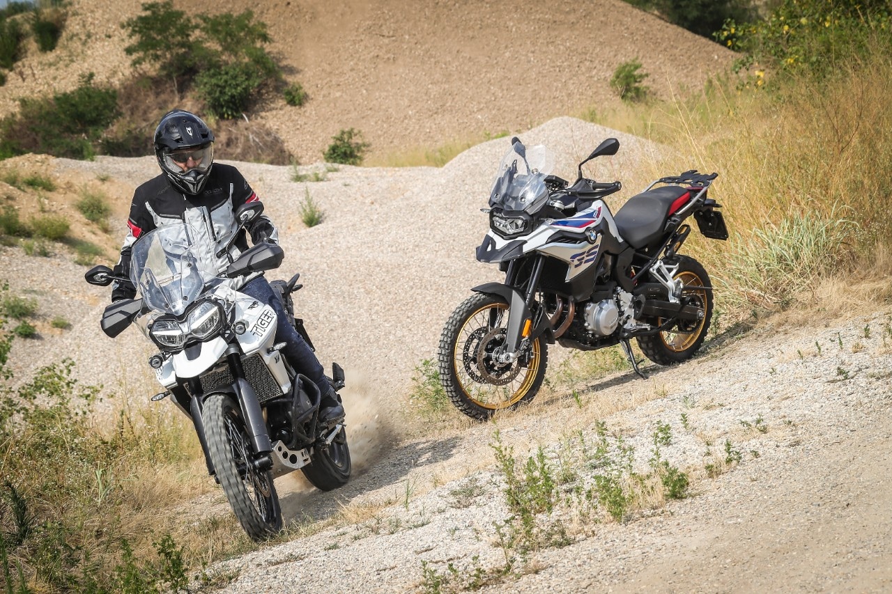 BMW F 850 GS Rallye VS Triumph Tiger 800 XCA: terre di mezzo 