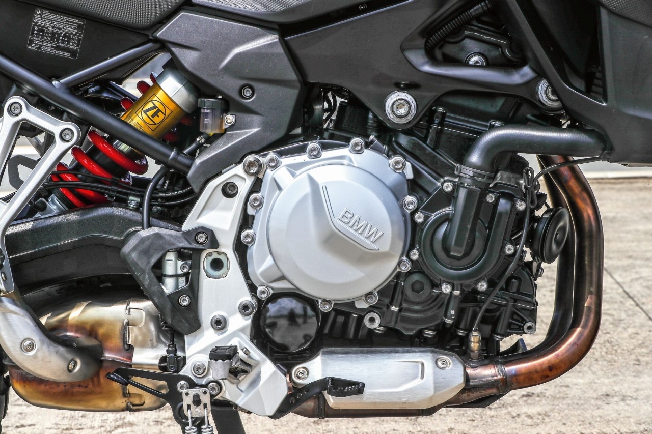 BMW F 850 GS Rallye VS Triumph Tiger 800 XCA: terre di mezzo 