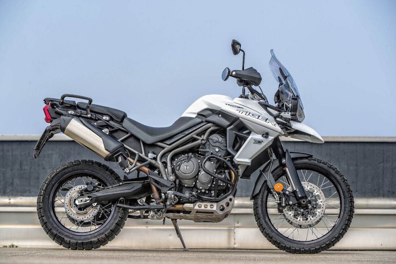 BMW F 850 GS Rallye VS Triumph Tiger 800 XCA: terre di mezzo 