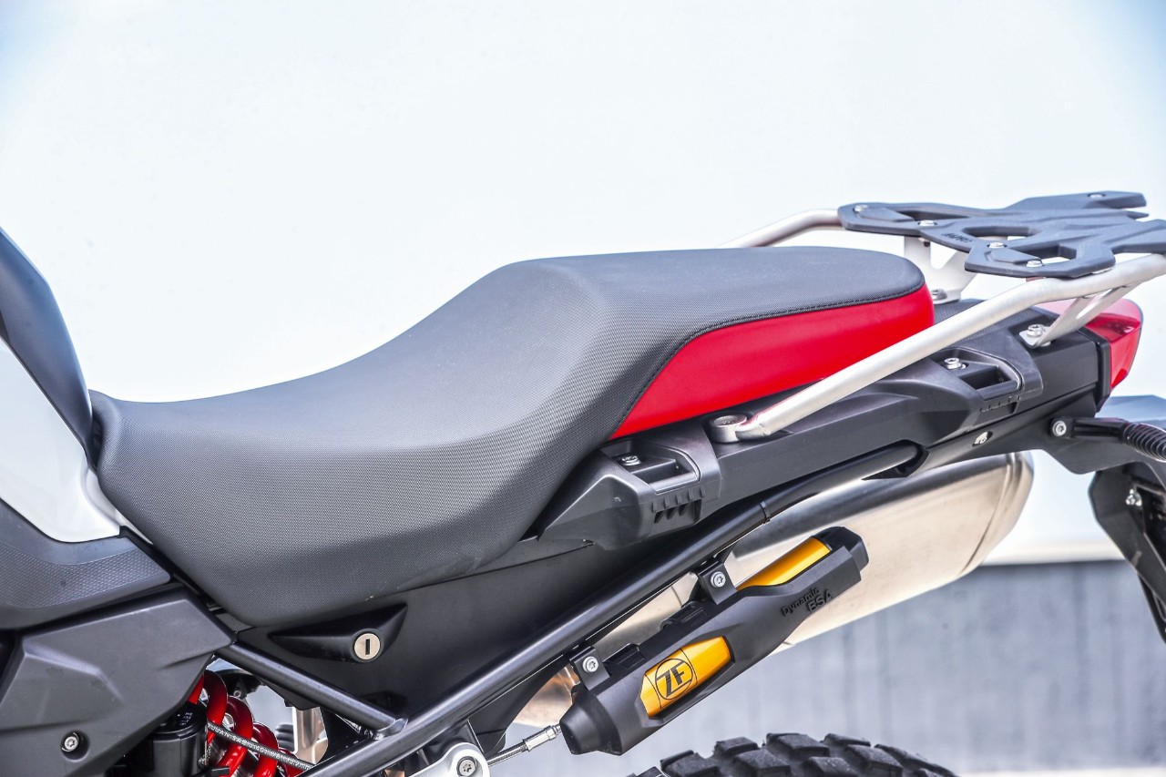 BMW F 850 GS Rallye VS Triumph Tiger 800 XCA: terre di mezzo 