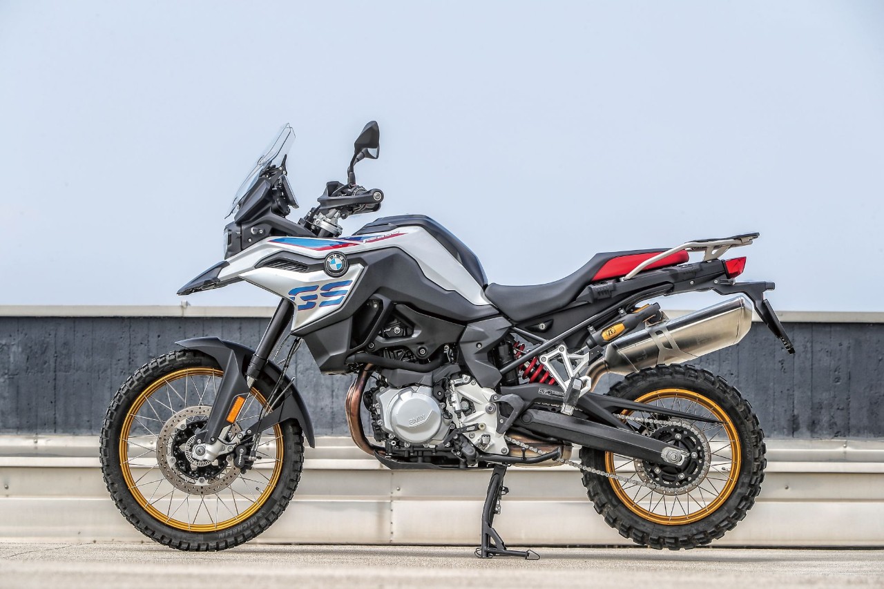 BMW F 850 GS Rallye VS Triumph Tiger 800 XCA: terre di mezzo 