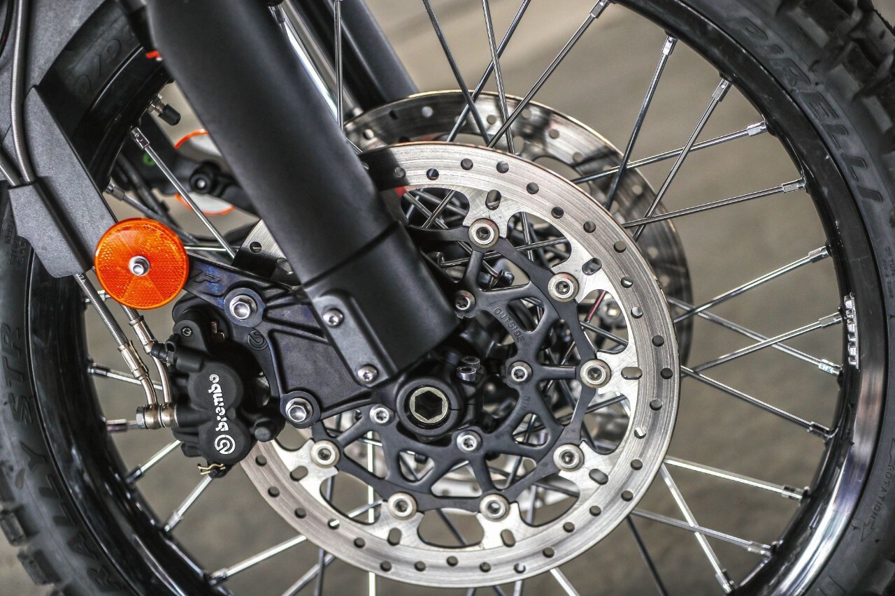 BMW F 850 GS Rallye VS Triumph Tiger 800 XCA: terre di mezzo 