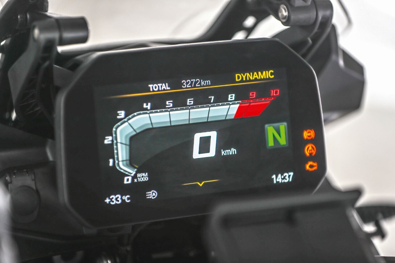 BMW F 850 GS Rallye VS Triumph Tiger 800 XCA: terre di mezzo 