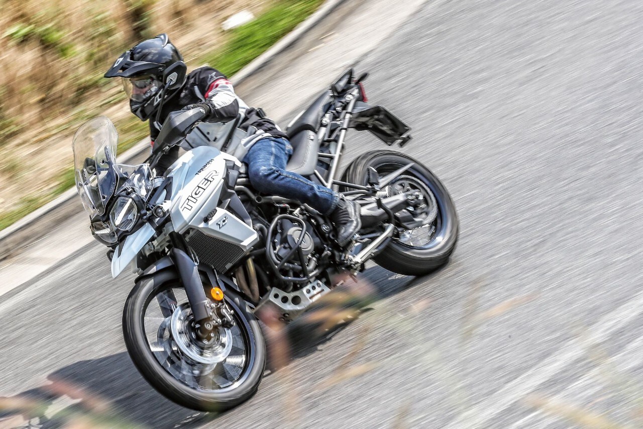 BMW F 850 GS Rallye VS Triumph Tiger 800 XCA: terre di mezzo 