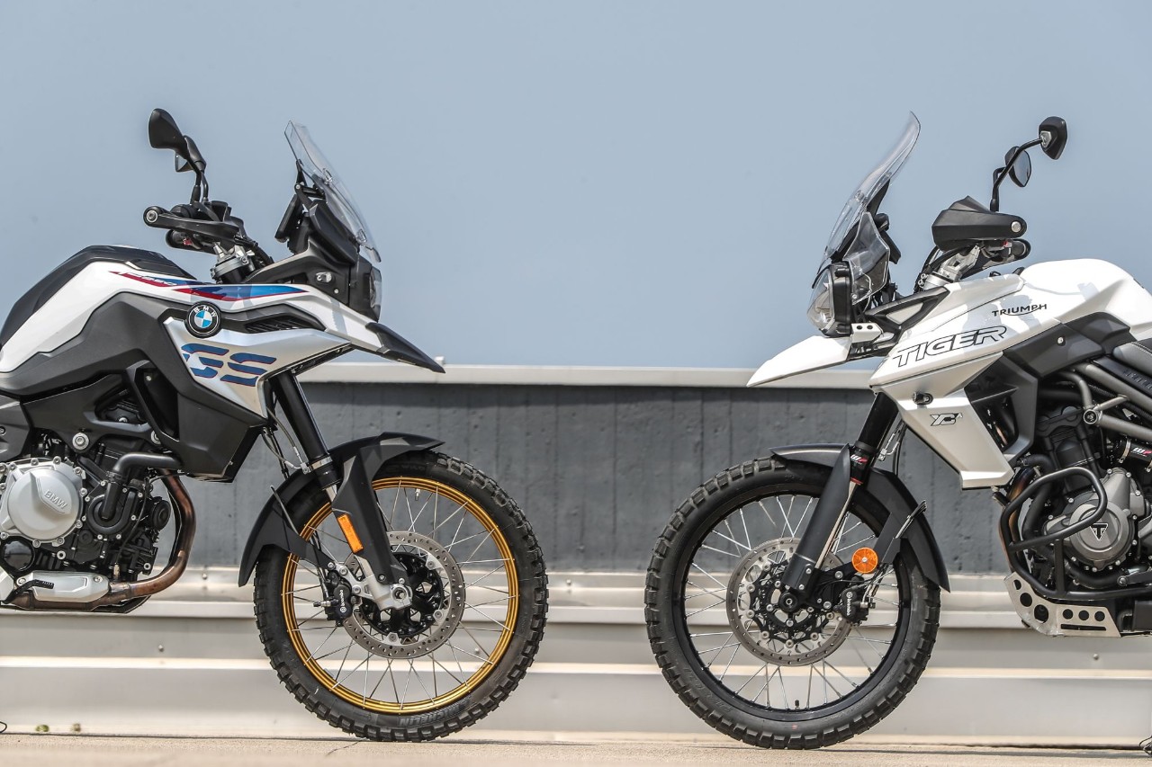 BMW F 850 GS Rallye VS Triumph Tiger 800 XCA: terre di mezzo 