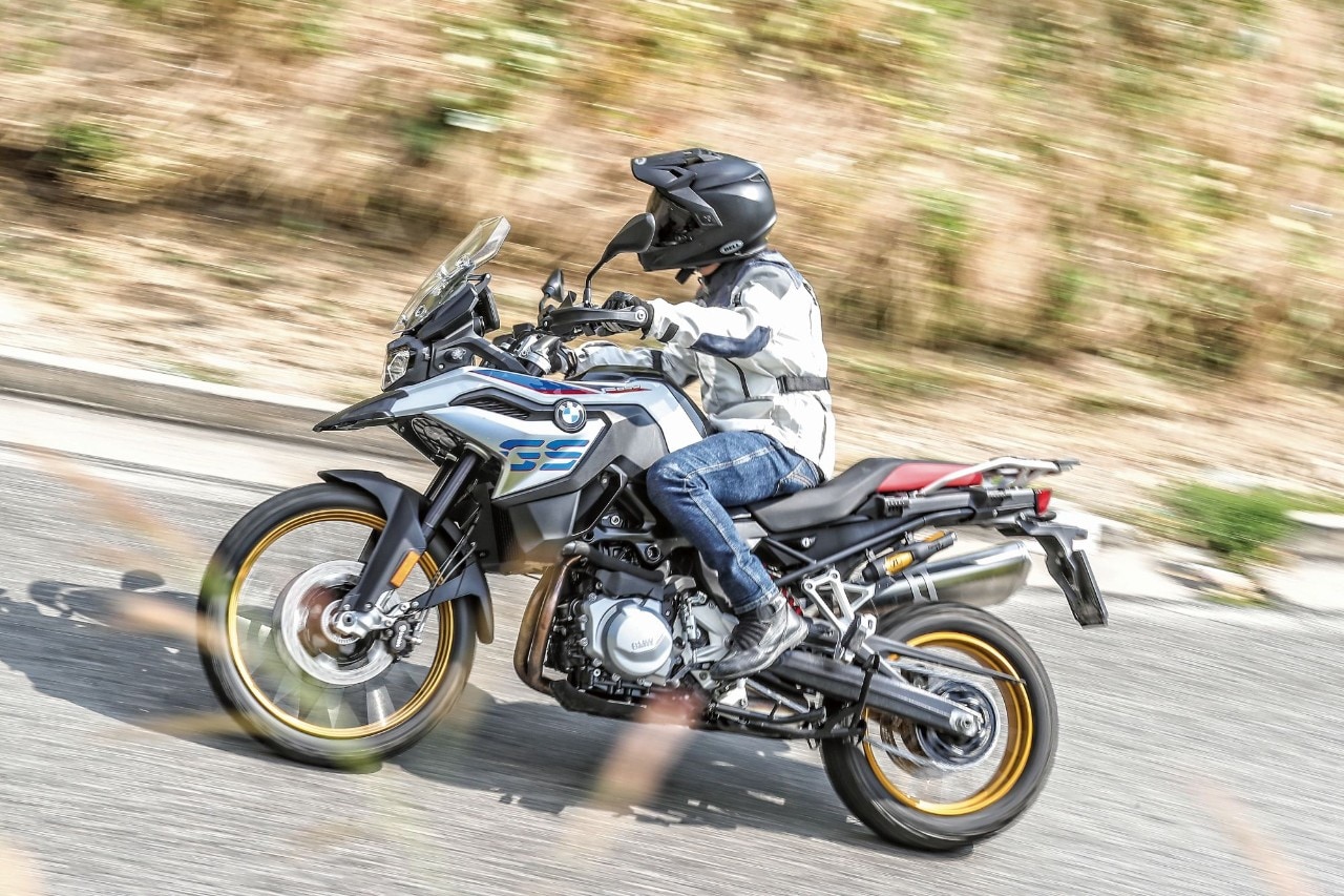BMW F 850 GS Rallye VS Triumph Tiger 800 XCA: terre di mezzo 