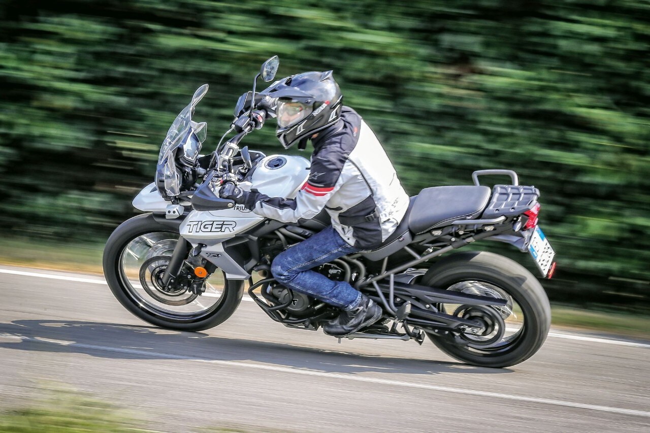 BMW F 850 GS Rallye VS Triumph Tiger 800 XCA: terre di mezzo 