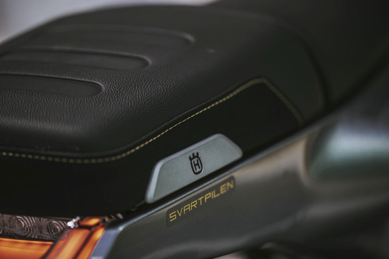 Brixton Crossfire 500 vs Husqvarna Svartpilen 401