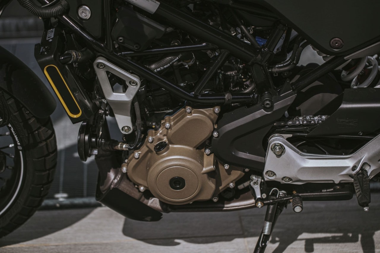 Brixton Crossfire 500 vs Husqvarna Svartpilen 401