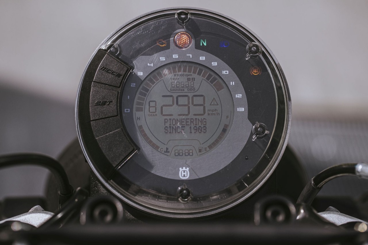 Brixton Crossfire 500 vs Husqvarna Svartpilen 401